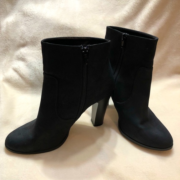 Heart in D Shoes - Super Nice Black Heeled Booties